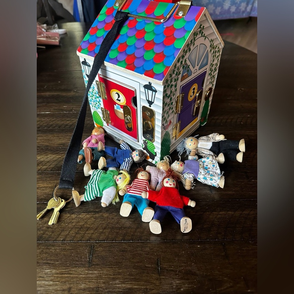 MELISSA AND DOUG Wooden Doorbell Sound Interactive DollHouse With 8 Dolls Toy